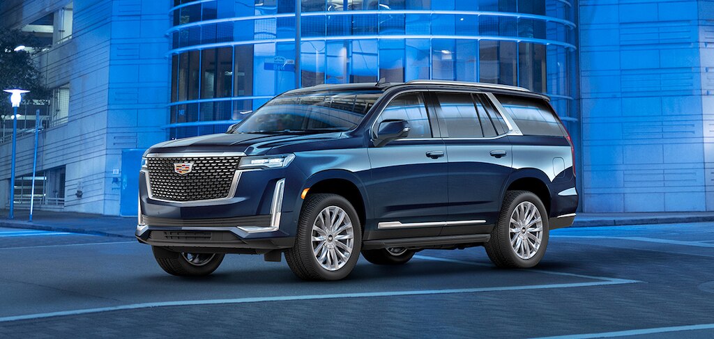Cadillac Escalade 2021 SUV en color Darkmoon blue metallic con acentos en galvano en parrilla, estribos, escapes y más