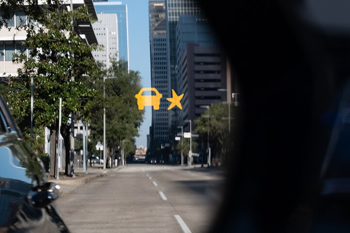 Sensores de punto ciego ubicados en la parte trasera que monitorean y activan un ícono en el espejo lateral del piloto