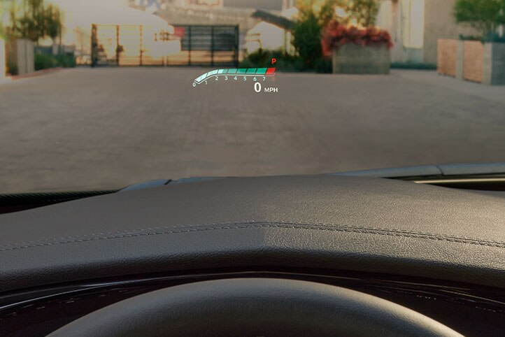 Head up display, pantalla a color reconfigurable que despliega lecturas digitales para no apartar la vista del camino